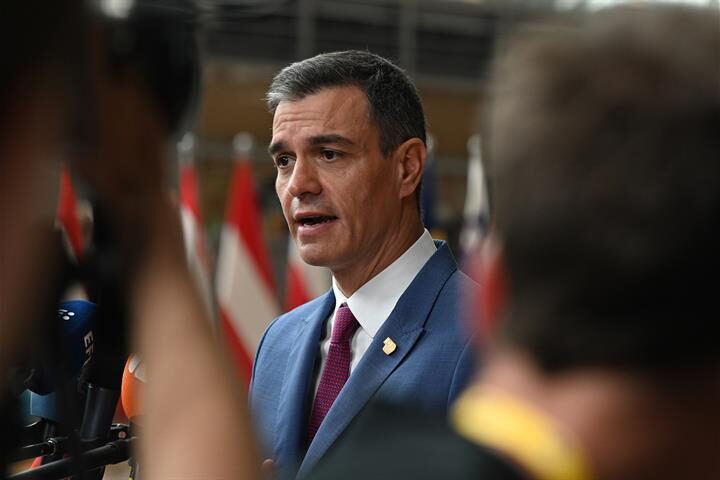 İspanya Başbakanı Pedro Sanchez, ilaç sektörünün üst düzey yöneticileri ve