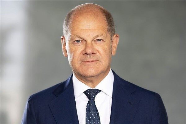 Almanya Başbakanı Olaf Scholz, Almanya'ın eski  İçişleri ve Toplum Bakanı Gerhart Baum'un