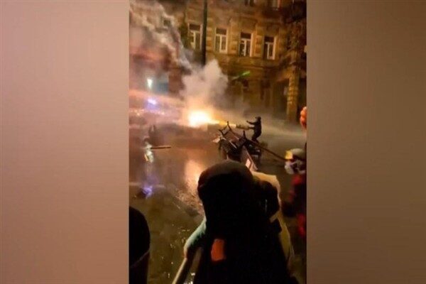 Ülkede hükümetin feshedilmesi ve seçim çağrısı yapılması talebiyle yapılan protesto