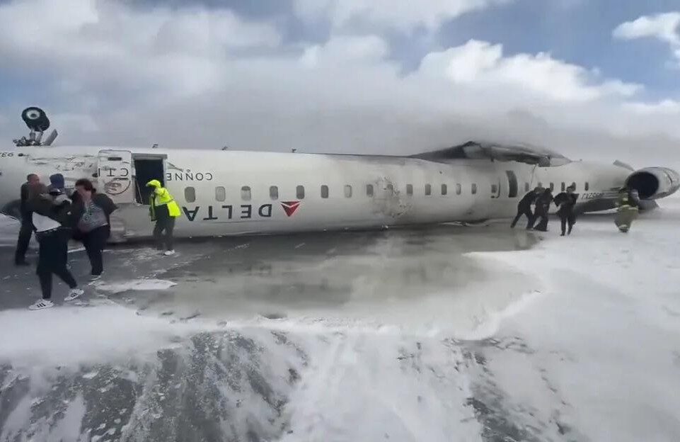 Olay yerinden alınan görüntülerde Delta Air Lines'a ait bir uçağın