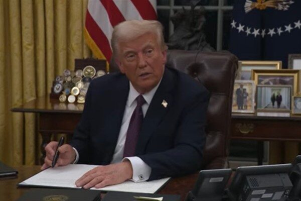 Trump yönetimi gümrük vergilerinin uyuşturucu ve belgesiz göçmenlerin ABD'ye girişini