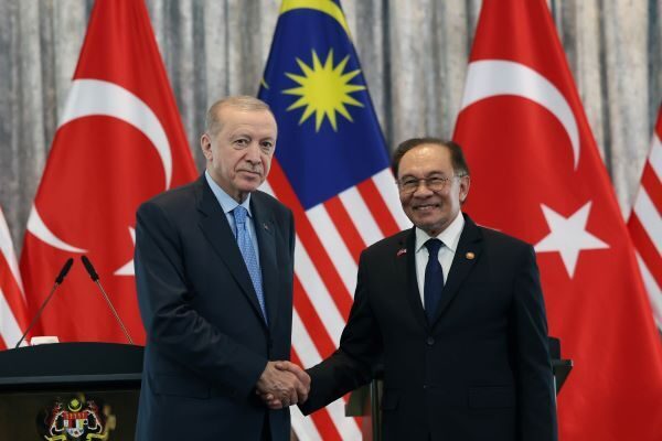 Cumhurbaşkanı Erdoğan ve Malezya Başbakanı İbrahim’in huzurunda iki ülke arasında