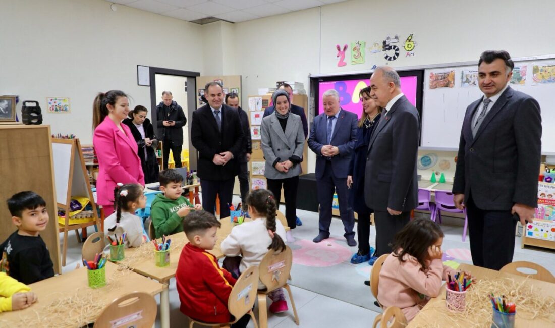 Vali Erol, beraberinde Gölköy Kaymakamı Elif Yazıcıoğlu Kazanasmaz, Gölköy Belediye
