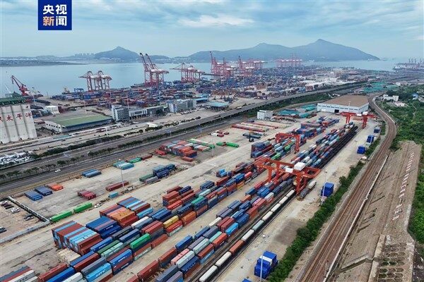 Çin’in Yangtze Nehri Deltası’ndan hareket eden Çin-Avrupa yük treni, 1