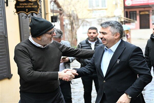 Ziyaret sırasında esnaf ve vatandaşlarla selamlaşan Başkan Yılmaz, köprü üzerindeki