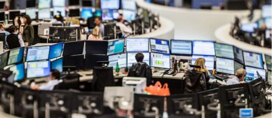 Analistlere göre, Londra'daki FTSE 100'ün açılışta hafif bir değişim göstermesi