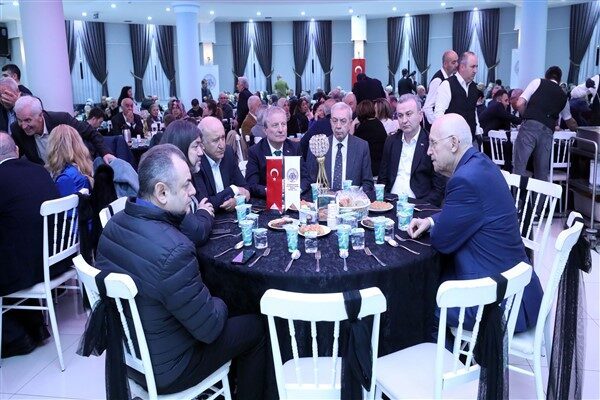 Belediye Nergis Salonu’nda düzenlenen iftar programına, Başkan Yaşar’ın yanı sıra