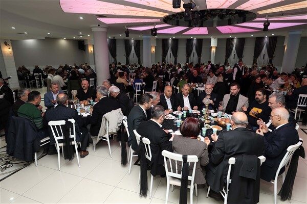 Yenimahalle Belediyesi’nin düzenlediği iftar programına, Başkan Yaşar’ın yanı sıra Belediye