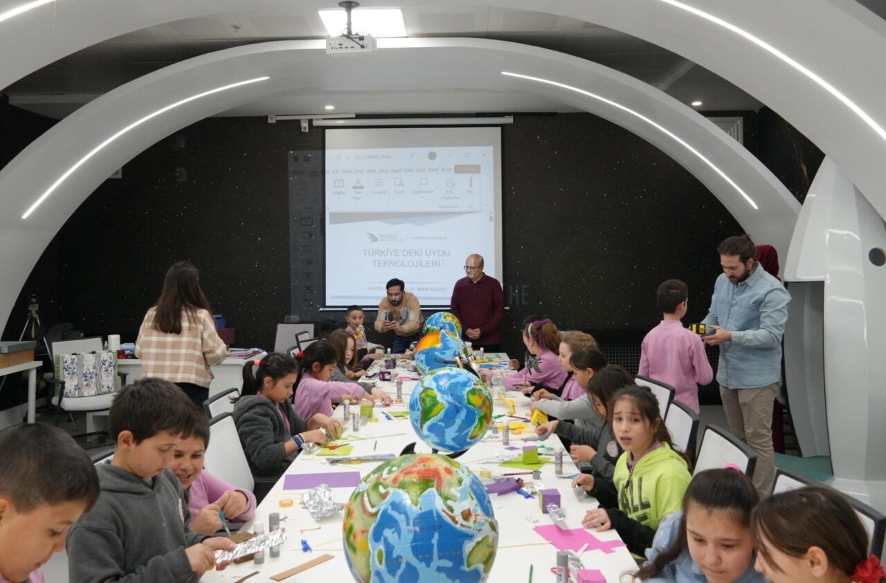 Gümüşova Hacıkadirler İlkokulu öğrencileri, Düzce Bilim Merkezi’ni ziyaret ederek keyifli