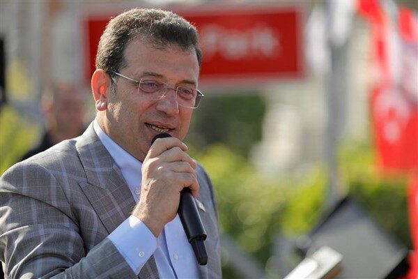 Dün sabah gözaltına alınan ve işlemleri devam eden İmamoğlu'nun sosyal