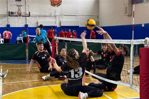 Nazilli Spor Salonu’nda gerçekleştirilen şampiyonaya Türkiye genelinden 15 okul takımından