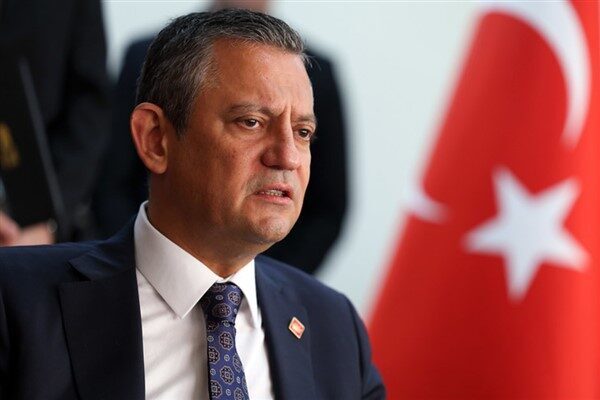 Özel’in konuşmasından bazı satır başları şöyle: “Türkiye siyasetinde yenenler ve