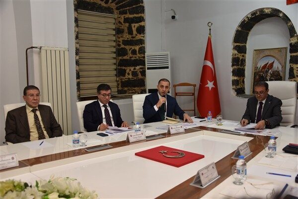 Şanlıurfa Valisi Şıldak başkanlığında düzenlenen kuduz tedbirleri toplantısına tüm kurum