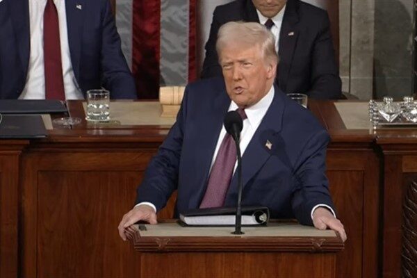 Trump konuşmasının başında, çoğunlukla meclisteki Cumhuriyetçi kanadın tezahüratları eşliğinde "Amerika