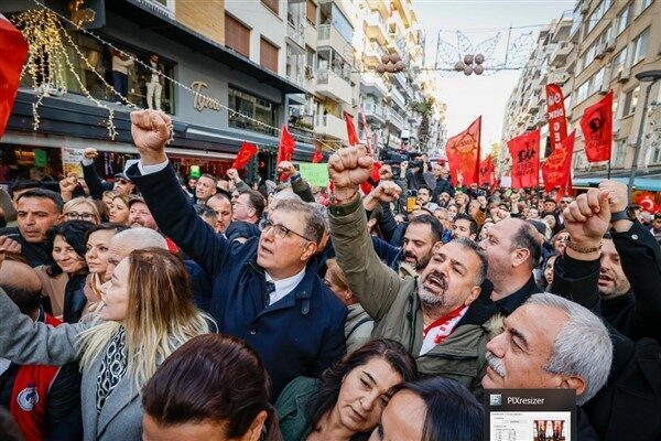 Yürüyüşte yer alan İzmir Büyükşehir Belediye Başkanı Dr. Cemil Tugay,