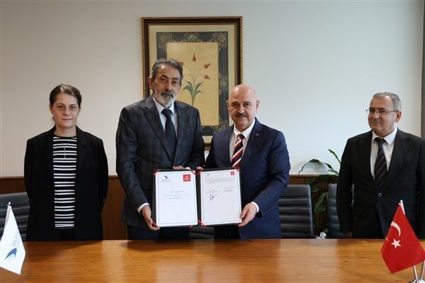 Rektörlük makamında gerçekleştirilen imza töreninde iş birliği protokolünü Düzce Üniversitesi