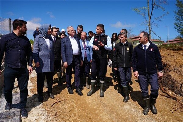 Karaloğlu ilk olarak Düzce Valiliği'nde, Düzce Valisi Selçuk Aslan, AK