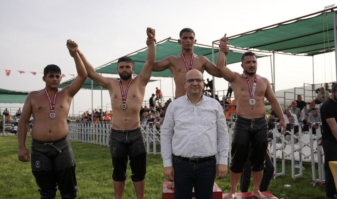 Yaklaşık 400 pehlivanın mücadele ettiği organizasyonda, finalde karşılaşan Akhisarlı pehlivanlardan