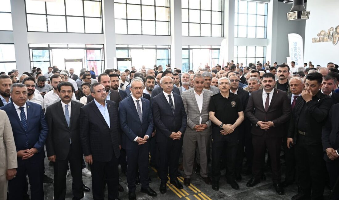 Açılışa Malatya Valisi Seddar Yavuz, Malatya Büyükşehir Belediye Başkanı Sami