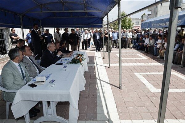 Vatandaşların talep ve görüşlerini dinleyen Vali Köşger, vatandaşlarla her fırsatta