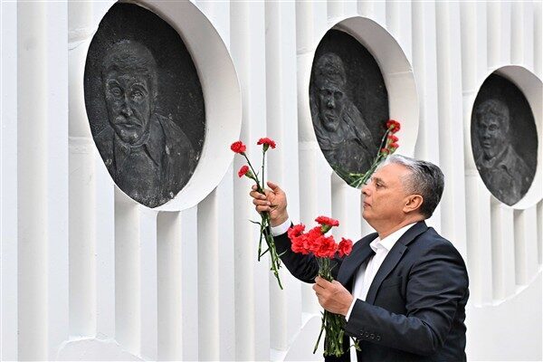 6 Mayıs sabahı parkı ziyaret eden Başkan Uysal, rölyeflerin önüne