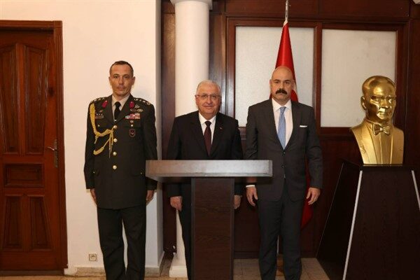 Bakanlıktan yapılan açıklamaya göre, Milli Savunma Bakanı Yaşar Güler, resmi