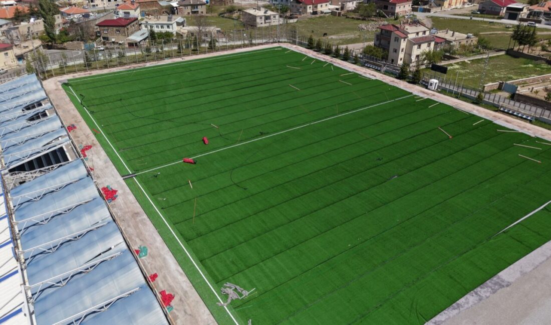 Kayseri Büyükşehir Belediyesi, Başakpınar Mahallesi’ndeki Büyükşehir Belediyesi Spor Merkezi’nin çim