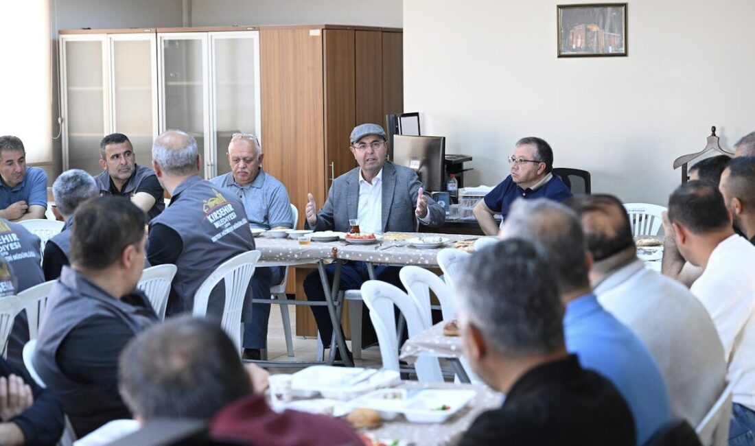 Kırşehir Belediye Başkanı Selahattin Ekicioğlu, ziyaret kapsamında müdürlük personeliyle sohbet