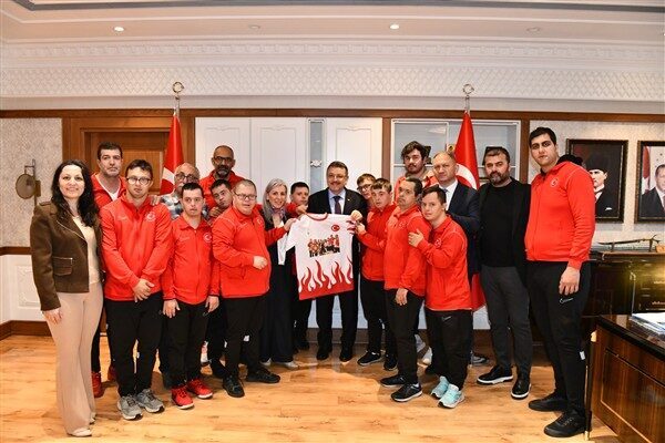 Trabzon Büyükşehir Belediye Başkanı Genç, Down Sendromlu Basketbol Milli Takımı