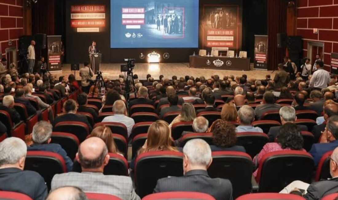 Akşehir Kültür Merkezi’nde gerçekleşen toplantıya, Tarihi Kentler Birliği Başkanı ve