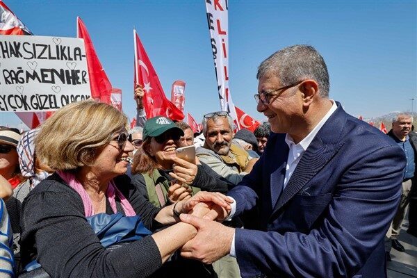 İzmir Büyükşehir Belediye Başkanı Dr. Cemil Tugay, tüm İzmirlileri 19