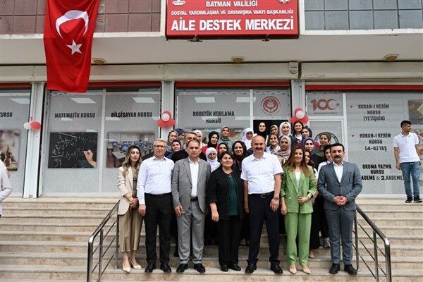Açılış kurdelesini kursiyerlerle birlikte kesen Vali Canalp, Anneler Günü dolayısıyla