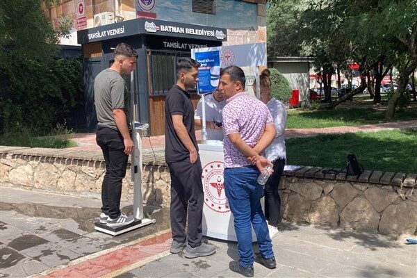 Etkinlikte, katılımcıların boy ve kilo ölçümleri yapılarak beden kitle indeksleri