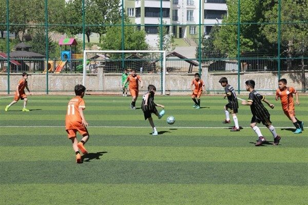 İlkokullar Arası Futbol Turnuvası’nın başlama vuruşunu Bitlis Belediye Başkanı Nesrullah