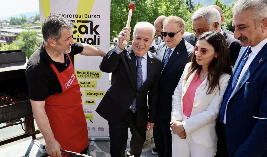 Açılışa Bursa Büyükşehir Belediye Başkanı Mustafa Bozbey’in yanı sıra CHP