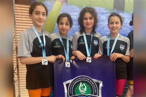 Çayırova Belediyesi Eğitim Spor Kulübü’nün yüzme sporcuları, Rize’de düzenlenen Türkiye
