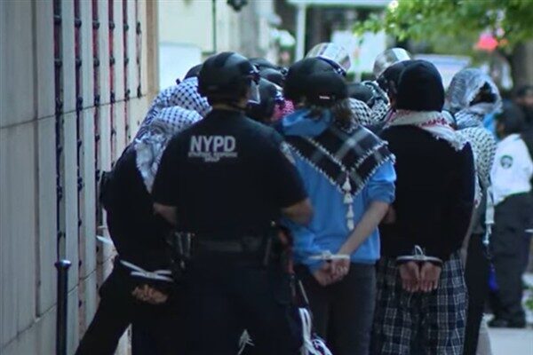 New York polisi Çarşamba günü protestocuların okulun ana kütüphane binasını