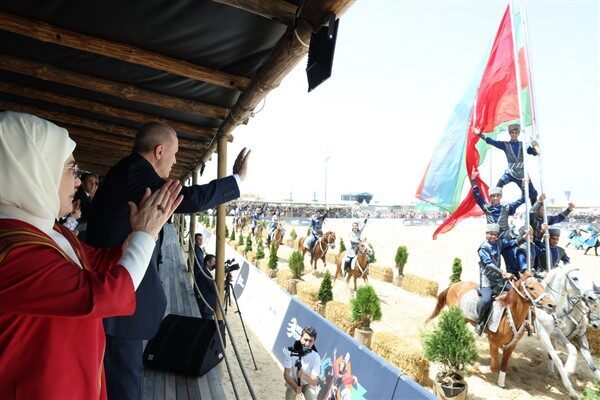 Cumhurbaşkanlığı'ndan yapılan açıklamaya göre, festival alanında yöresel oyunları da izleyen