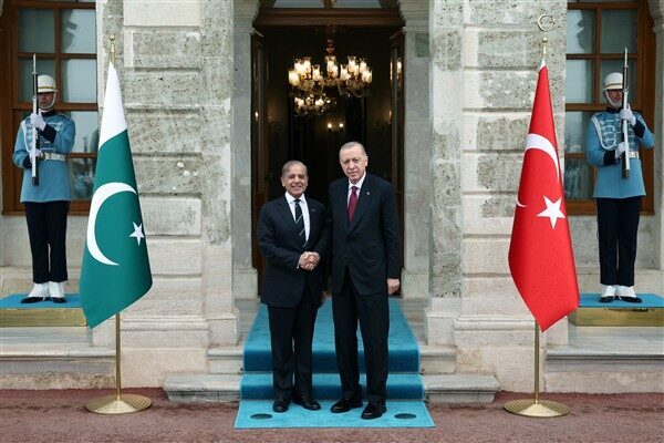 Cumhurbaşkanı Recep Tayyip Erdoğan, Pakistan Başbakanı Şahbaz Şerif ile Dolmabahçe Çalışma
