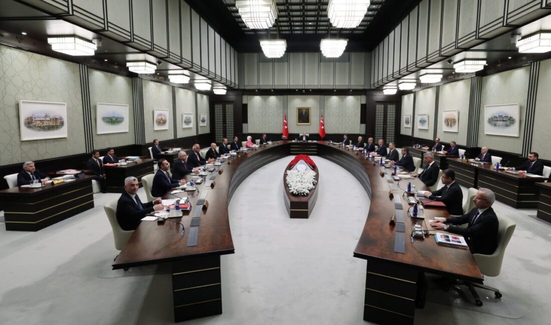 Cumhurbaşkanlığı Kabinesi, Cumhurbaşkanı Recep Tayyip Erdoğan'ın başkanlığında Cumhurbaşkanlığı Külliyesinde toplandı.