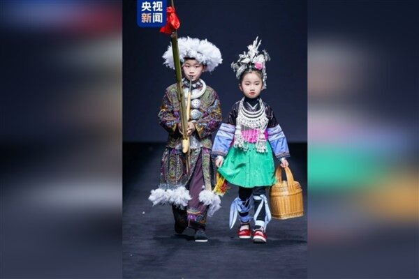 Guizhou eyaletinin dağlık bölgelerinden gelen bir grup çocuk, Miao ve