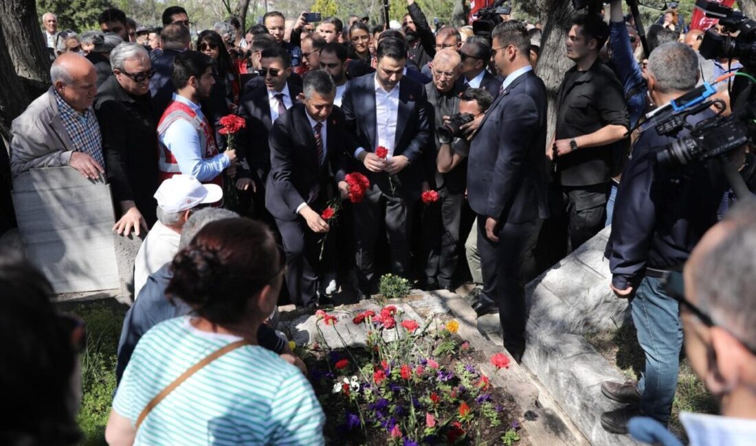 Ankara Karşıyaka Mezarlığı’nda gerçekleşen anma töreninde Deniz Gezmiş’in ve arkadaşlarının
