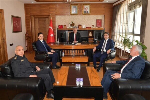 Gün boyu süren programda Vali Zorluoğlu, ilçe protokolünden esnafa, güvenlik