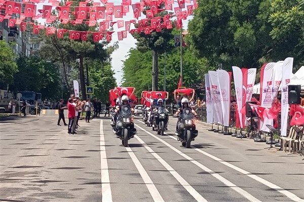 Anıt Park ve Valilik önünde düzenlenen program, renkli görüntülere sahne