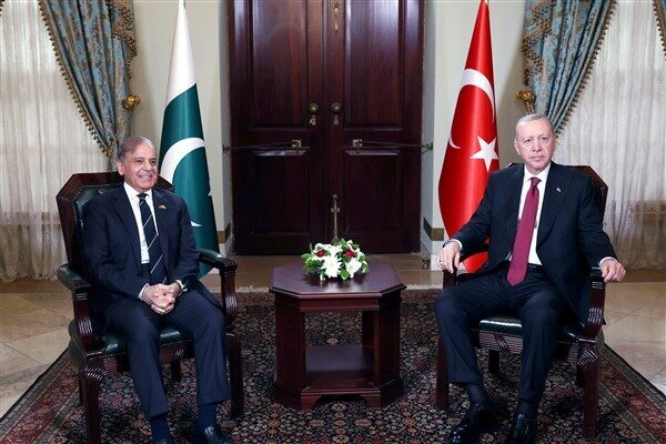 Cumhurbaşkanı Recep Tayyip Erdoğan, Pakistan Başbakanı Şahbaz Şerif ile gerçekleştirdiği