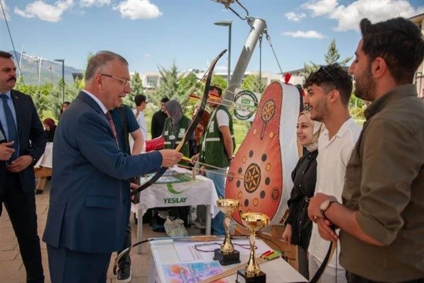 Rektörlük tören alanında gerçekleştirilen etkinlik, Sosyoloji Bölümü 2. sınıf öğrencisi