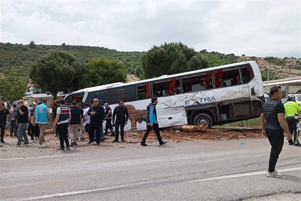 Çanakkale-İzmir Karayolunun Ezine çıkışında İzmir'den Çanakkale istikametine giden ve sürücüsünün
