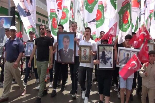 Programda, olayın ardından yaşanan acı hatıralar yeniden hatırlandı ve şehitler