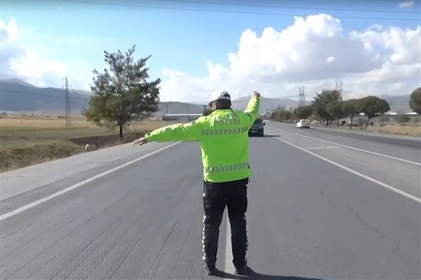 Hatay Emniyet Müdürlüğü, İskenderun ilçesinde yapılan denetimlerde bin 980 araç