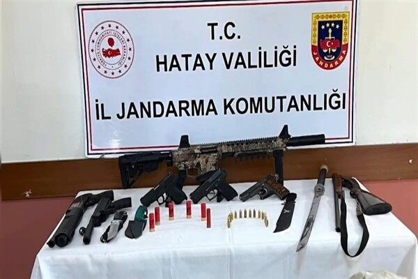 İskenderun ilçesinde sosyal medyada silah sergileyen, meskûn mahalde ve düğünlerde
